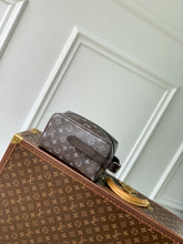 Load image into Gallery viewer, LOUIS LOCKER DOPP KIT (BROWN MONOGRAM)