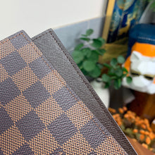 Load image into Gallery viewer, LOUIS CLASSIC CHECKED PASSPORT HOLDER (BROWN)