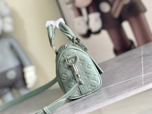 Load image into Gallery viewer, LOUIS KEEPALL BANDOULIÈRE 25 (PASTEL GREEN)