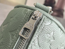 Load image into Gallery viewer, LOUIS KEEPALL BANDOULIÈRE 25 (PASTEL GREEN)