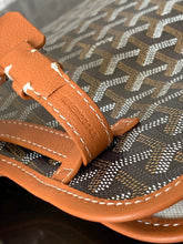 Load image into Gallery viewer, CHIEN GRIS PET BAG (BLACK TAN)