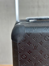 Load image into Gallery viewer, LOUIS HORIZON 55 EMBOSSED CABIN 37L (BLACK)