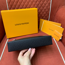 Load image into Gallery viewer, LOUIS POUCH WITH METAL LOGO (BLACK)