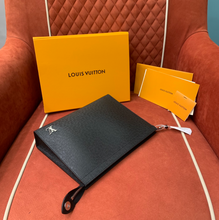 Load image into Gallery viewer, LOUIS POUCH WITH METAL LOGO (BLACK)