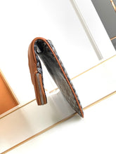Load image into Gallery viewer, SAINTE-MARIE MM CLUTCH (BLACK TAN)