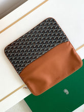 Load image into Gallery viewer, SAINTE-MARIE MM CLUTCH (BLACK TAN)