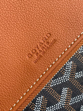 Load image into Gallery viewer, SAINTE-MARIE MM CLUTCH (BLACK TAN)