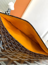 Load image into Gallery viewer, SAINTE-MARIE MM CLUTCH (BLACK TAN)