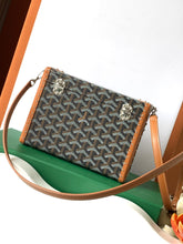 Load image into Gallery viewer, CASSETTE TRUNK (BLACK TAN)