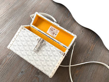 Load image into Gallery viewer, CASSETTE TRUNK (WHITE)