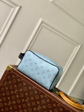 Load image into Gallery viewer, LOUIS LOCKER DOPP KIT (NAVY & SKY BLUE)