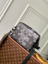 Load image into Gallery viewer, LOUIS NIL MESSENGER (PIXEL ECLIPSE)