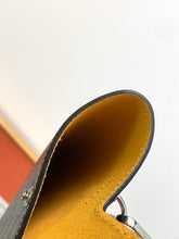 Load image into Gallery viewer, MONTMARTRE GM PHONE POUCH (BLACK)