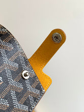 Load image into Gallery viewer, MONTMARTRE GM PHONE POUCH (BLACK TAN)