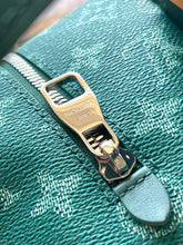 Load image into Gallery viewer, LOUIS LOCKER DOPP KIT (GREEN PAW)