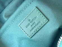 Load image into Gallery viewer, LOUIS LOCKER DOPP KIT (GREEN PAW)