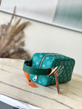 Load image into Gallery viewer, LOUIS LOCKER DOPP KIT (GREEN PAW)