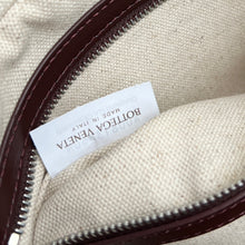 Load image into Gallery viewer, INTRECCIATO CAMERA BAG (BURGUNDY)