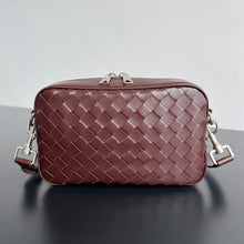 Load image into Gallery viewer, INTRECCIATO CAMERA BAG (BURGUNDY)