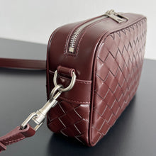 Load image into Gallery viewer, INTRECCIATO CAMERA BAG (BURGUNDY)