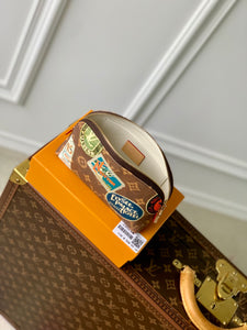 LOUIS POCHETTE COSMETIQUE PM STICKER MONOGRAM