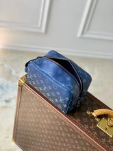 Load image into Gallery viewer, LOUIS LOCKER DOPP KIT (BLUE)
