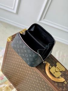 LOUIS TOILETRY MONOGRAM (BLACK)