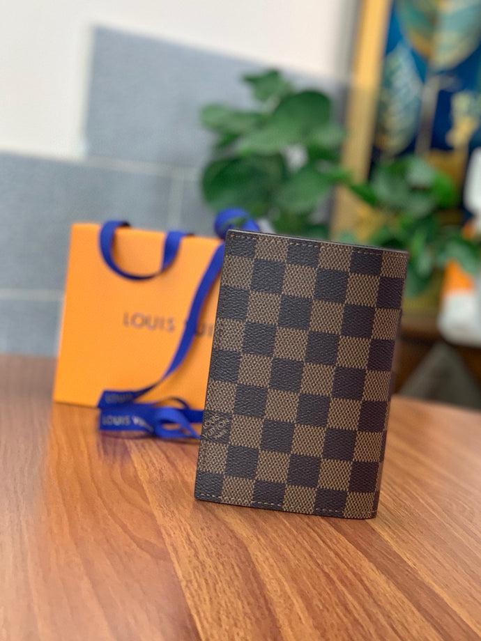 LOUIS CLASSIC CHECKED PASSPORT HOLDER (BROWN)
