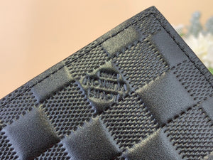LOUIS CLASSIC LEATHER CHECKED PASSPORT HOLDER (BLACK)
