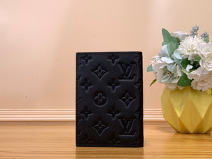 LOUIS CLASSIC MONOGRAM LEATHER PASSPORT HOLDER (BLACK)