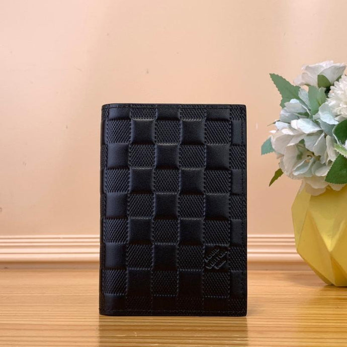 LOUIS CLASSIC LEATHER CHECKED PASSPORT HOLDER (BLACK)