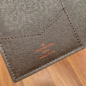 LOUIS CLASSIC CHECKED PASSPORT HOLDER (BROWN)
