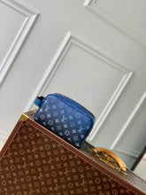 Load image into Gallery viewer, LOUIS LOCKER DOPP KIT (BLUE)
