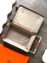 Load image into Gallery viewer, CABIN SUITCASE 24L (CARAMEL ABSTRACT)
