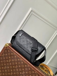LOUIS MONOGRAM PULSE MESSENGER (ECLIPSE)