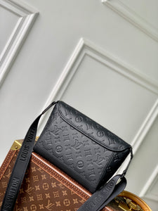 LOUIS MONOGRAM PULSE MESSENGER (ECLIPSE)