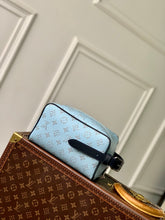 Load image into Gallery viewer, LOUIS LOCKER DOPP KIT (NAVY &amp; SKY BLUE)
