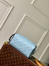 Load image into Gallery viewer, LOUIS LOCKER DOPP KIT (NAVY &amp; SKY BLUE)
