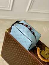 Load image into Gallery viewer, LOUIS LOCKER DOPP KIT (NAVY &amp; SKY BLUE)
