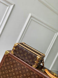 LOUIS MONOGRAM HANDLE TRUNK