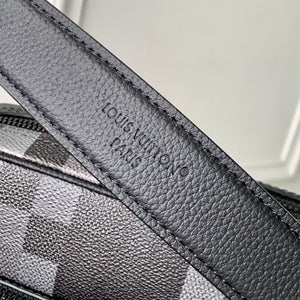 LOUIS NIL MESSENGER (PIXEL ECLIPSE)