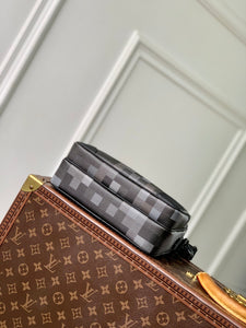 LOUIS NIL MESSENGER (PIXEL ECLIPSE)