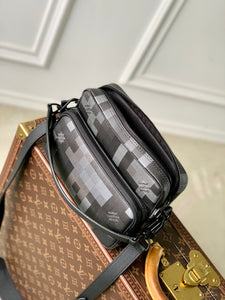 LOUIS NIL MESSENGER (PIXEL ECLIPSE)