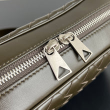 Load image into Gallery viewer, INTRECCIATO CAMERA BAG (SAND)

