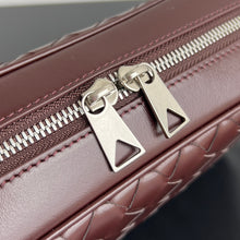 Load image into Gallery viewer, INTRECCIATO CAMERA BAG (BURGUNDY)
